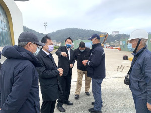 　府會首長致贈臺馬之星、臺馬輪春節加菜金，並祝賀佳節愉快。（圖／文：馮紹夫）