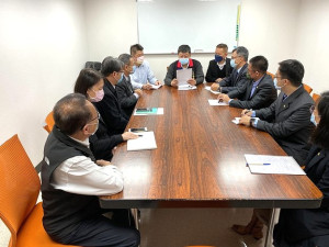 　立委陳雪生召開春節輸運及防疫事項前置會議，要求相關單位完成輸運應變安排，並確保離島防疫安全。（圖：陳雪生辦公室）