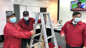 　消防局26日舉辦用火用電安全宣導，局長曹典鈺會同議員陳書建到各村向店家及鄉親解說，遇到未裝住宅煙霧偵測器民家主動免費安裝。（圖／文：曹重偉）