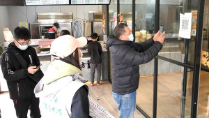 因應中央宣布餐飲場所須嚴格落實實聯制;指揮中心配合加強宣導,南竿鄉這幾天均由食藥科專人赴各主要餐飲業營業場所進行訪查。(圖/文:曹重偉)