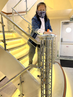 因應國內疫情升溫趨勢,臺馬之星提高船舶清潔消毒頻率,及加強防疫宣導。(圖:交旅局)