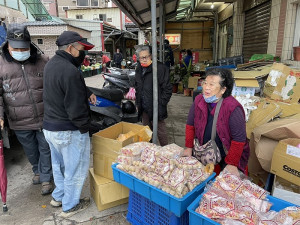 農曆十二月廿四日「祭灶」習俗,今年福澳2家餅店製作「祭灶料」在市場銷售,仍維持原價。(圖:馬祖日報)
