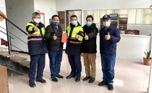 　警察之友會理事長張永江議長26日偕同副縣長王忠銘、議員陳貽斌前往莒光頒發加菜金慰勉警察、海岸巡同仁辛勞。（圖：連江縣警察之友會）