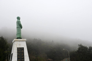 　年節近，天候不穩定，地區27日為陰有雨的天氣，有低雲及霧影響能見度，昨天近午飄來一波濃霧，空中航班大受影響。（圖／文：曹重偉）