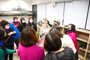 　春節前妝點居家好時機，婦女會推出幸福花藝、植感淑女婦女成長課程暨性別平等宣導，邀請曹曉芬指導學員組合盆栽「花團錦簇慶豐年」。（圖／文：曹重偉）