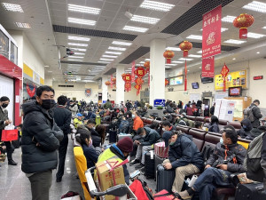 　疏運台馬兩地軍民往返，縣府28日再啟動3班加班機，南竿28日總計700人搭機赴台。（圖：馬祖日報）