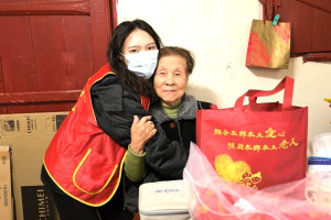 年節近疫情卻突然升溫,華山基金會發起愛老人愛團圓-送年菜助孤老,馬祖站同步辦理,伴孤老長輩過溫馨好年。(圖:華山基金會馬祖愛心天使站)