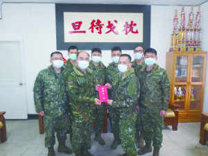 　指揮官廖中將頒發春節團體加菜金及福袋，慰勉官兵平日工作辛勞。（圖／文：莊媛婷）