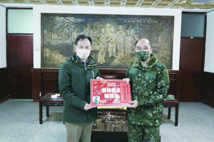 劉縣長致贈加菜金,慰勉部隊平日訓練辛勞。(圖/文:莊媛婷)
