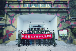 連江縣政府與馬防部官兵於勝利山莊一同合影留念。(圖/文:莊媛婷)