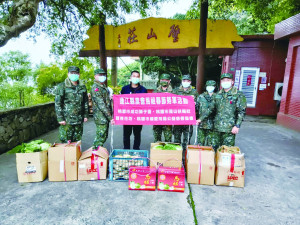 陳總幹事致贈馬防部「馬祖三寶」蔬菜,以感謝官兵辛勞。(圖/文:莊媛婷)