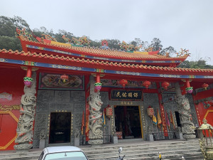 　禾雅廟宇彩繪團隊為福澳華光大帝廟進行廟宇彩繪整修工程，精美彩圖栩栩如生，民眾可好好欣賞這些佳作。（圖／文：馮紹夫）