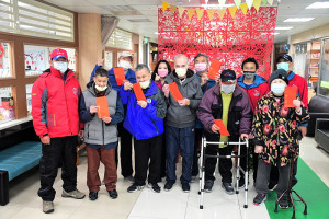 　春節來到，馬祖境天后宮為回饋鄉親，由主委曾林官以「光明燈」及「太歲燈」收入，前往大同之家問候並發放賀節禮金，為點燈者做功德。（圖／文：曹重偉）