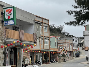 　北竿各村境年前完成元宵燈籠及牌樓情境佈置，年假過後還有最後一波整備工作。（圖／文：陳鵬雄）