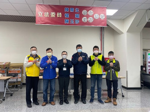 離島立委成立聯合服務團隊進駐松山機場,為往返鄉親提供服務。(圖:立委陳雪生辦公室)