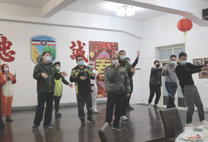 廖指揮官於圍爐餐會與官兵一同歡唱,現場氣氛熱鬧溫馨。(圖/文:蔡永家)