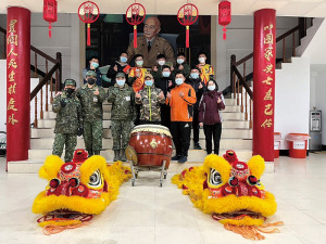大隊長郭上校於活動結束後與官兵一同合影留念。(圖/文:蔣宗明)