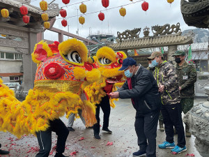 北高獅鼓社舞動踩街,與當地居民互動熱絡。(圖/文:蔣宗明)