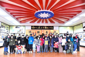 　東引指揮部、東引鄉公所辦理虎年走春活動，邀約鄉親一同參訪蔣公行館舊址、隊史館及體驗不一樣的電子射擊。（圖：東引鄉公所）