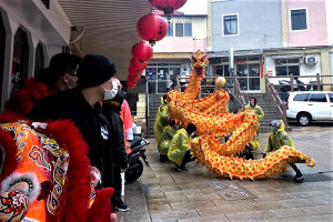 大年初一,東引國軍舞龍舞獅與議長張永江、鄉長林德建、鄉代會主席王維德、指揮官賴政豐等人一起上街向鄉親拜年,獻上新春祝福。(圖:東引鄉公所)