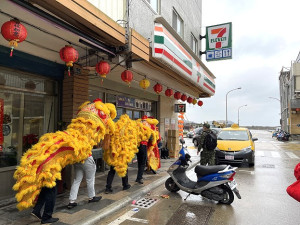 　大年初一北高守備大隊舞獅隊在塘岐向鄉親遊客拜年。（圖／文：陳鵬雄）