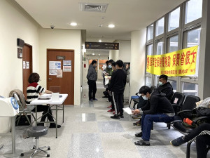 　北竿衛生所大年初四加班開打第3劑莫德納疫苗，吸引40位軍民前往掛號。（圖／文：陳鵬雄）