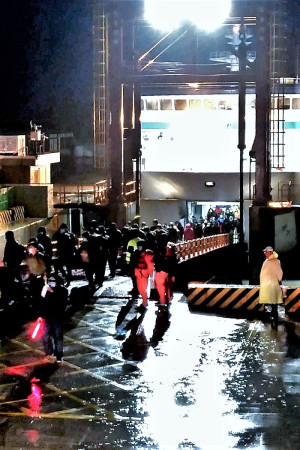 　春節年假期間完全停航的臺馬之星，新春首班載送300餘位軍民返抵東引。（圖：東引港務站）