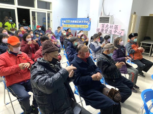 台北醫學大學114醫療義診服務團隊7日在東莒老人活動中心進行眼科與牙科預防保健的衛教講座。(圖/文:蔡夢玲)