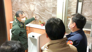 南竿警察所衛浴設施年前啟用,縣長劉增應、副縣長王忠銘前往了解使用狀況,由局長郭順德、所長李政餘在場陪同及說明。(圖/文:曹重偉)