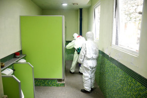 　因應各校將於11日開學，疫情指揮中心請馬防部協助進行學校消毒作業，8日起由化兵連進行中正國中小等校的校內環境消毒工作。（圖／文：曹重偉）