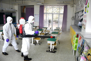 　因應各校將於11日開學，疫情指揮中心請馬防部協助進行學校消毒作業，8日起由化兵連進行中正國中小等校的校內環境消毒工作。（圖／文：曹重偉）