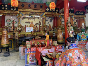 　福澳境華光大帝廟9日光明燈亮燈儀式，祈求神明保佑信眾闔家平安。（圖／文：馮紹夫）