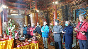 　馬祖境天后宮進行新年度光明燈及太歲燈的更換工作，請中華太平道教會資深法師康理發來馬主持安太歲點燈祈福法會。（圖／文：曹重偉）