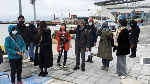 　馬祖國際藝術島國內記者團9日前往福澳碼頭參觀《一幅完成中的風景》、《當代建築選件》兩項策展計畫主題，由策展人劉柏宏導覽解說。（圖／文：曹重偉）