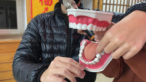 西莒首次視力及口腔保健衛教宣導9日登場,內容豐富貼近日常,鄉親受益良多。(圖/文:宋幸儒)