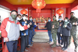 西引島忠義廟擺暝,議長張永江、鄉長林德建、鄉代會主席王維德等人前往參拜上香,祈求軍民平安健康。(圖:東引鄉公所)