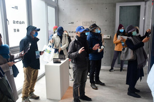 　藝術島起飛倒數，文化總會邀藝文界專業人士組成總策劃團抵馬參訪，縣長劉增應、議長張永江等迎接；首站走訪《一幅完成中的風景》。（圖／文：曹重偉）
