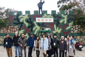 　總策劃團走訪《地下工事》策展計畫，由策展人林怡華說明，先後向來賓介紹在四維77據點內部地下室及位於軍人紀念園區內的作品。（圖／文：曹重偉）