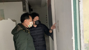 　縣長劉增應10日前往53據點了解《傾聽島嶼的聲音》策展佈置。（圖／文：馮紹夫）
