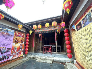 　「坂里大宅」每年元宵便成為白馬尊王擺暝行宮，習俗背後有著大宅王家的興衰故事。（圖／文：陳鵬雄）