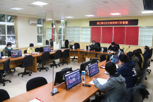 　連江縣111年度教育行政視訊會議11日召開，縣長劉增應到場為教育處同仁及各校校長加油鼓勵，並強調落實校園防疫。（圖／文：吳嘉榮）