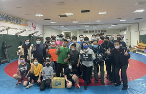 立法委員吳思瑤11日晚間在教育處長陳冠人陪同下前往關心地區角力運動,並給予選手鼓勵。(圖:縣府教育處)