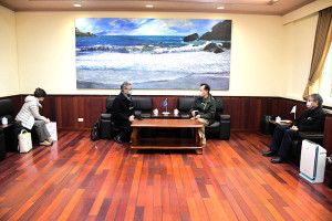 　受文化總會及縣府共同邀請，日本台灣交流協會台北事務所副代表橫地晃抵馬，縣長劉增應感謝共襄盛舉並致贈雙金牌15年陳年高粱。（圖／文：曹重偉）