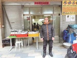 ▲塘岐街「馬祖淡菜」特產行老闆劉鴻君先生,今年73歲,身體硬朗,十分健談。年輕時,他曾連續幾年到橫山討殼菜,也曾擔任過連江縣漁會理事長,大小漁事瞭若指掌。