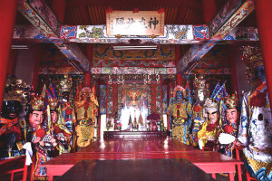 東引鄉慶元宵迎神活動即將盛大登場,七爺八爺、馬奴等神偶已完成著裝、開眼。(圖/文:陳其敏)