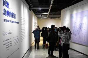 　歡迎登島！在縣長劉增應與全體來賓、來馬共襄盛舉策展人、藝術家齊聲高喊聲中，2022年馬祖國際藝術島「島嶼釀」正式啟航。（圖／文：曹重偉）
