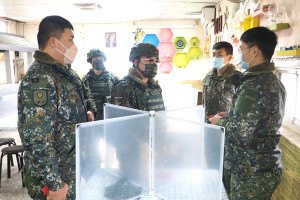 廖指揮官視導莒光守備大隊,肯定官兵戮力戰備訓練。(圖/文:何文鈞)