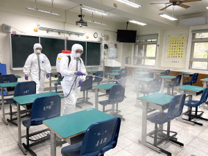 化學兵針對校園公共設施及教室實施消毒作業。(圖/文:郭宣綸)