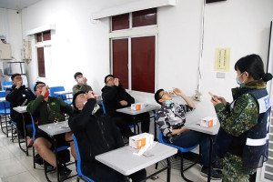 官兵返馬收假後，即集中管制實施快篩作業。(圖／文：黃柏健)