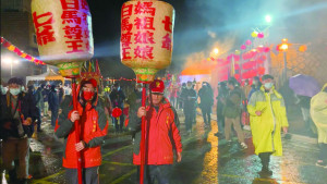 坂里十三暝壓軸「送喜」,白馬尊王陣頭會前往村中喜家送喜,為新人送上祝福喝采。(圖/文:馮紹夫)